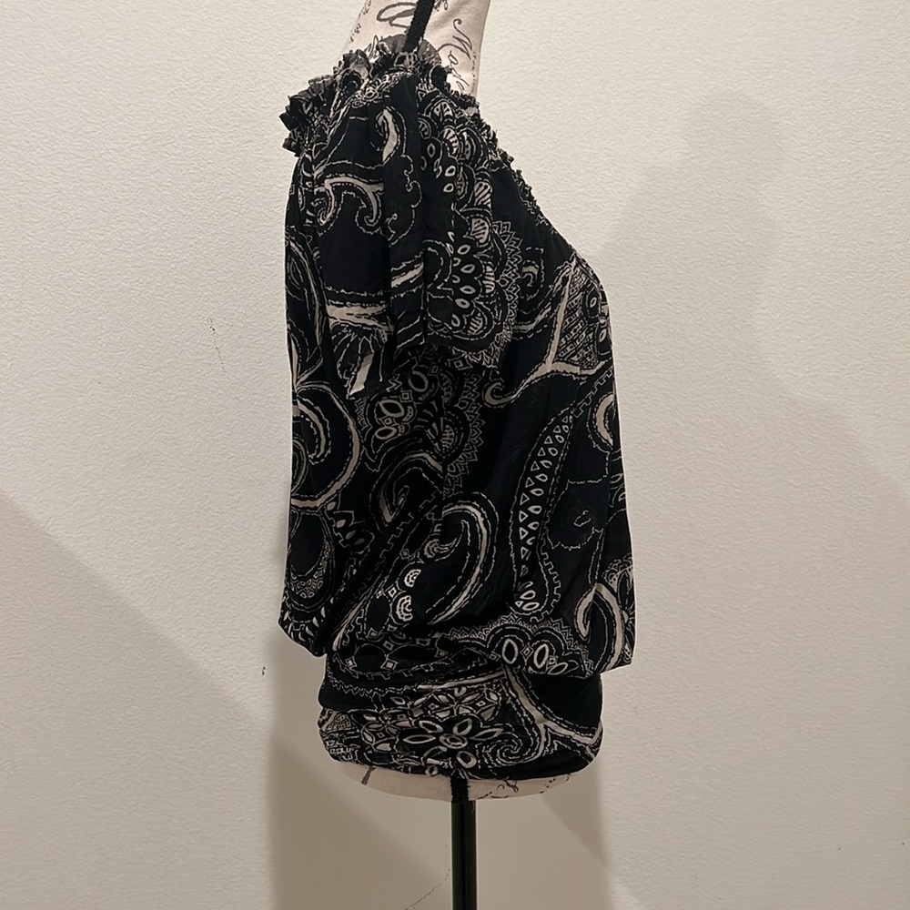 NWOT Express Abstract black/ivory blouse SIZE Medium - Picture 6 of 7